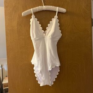 Cupshe S white scalloped one piece bathing suit